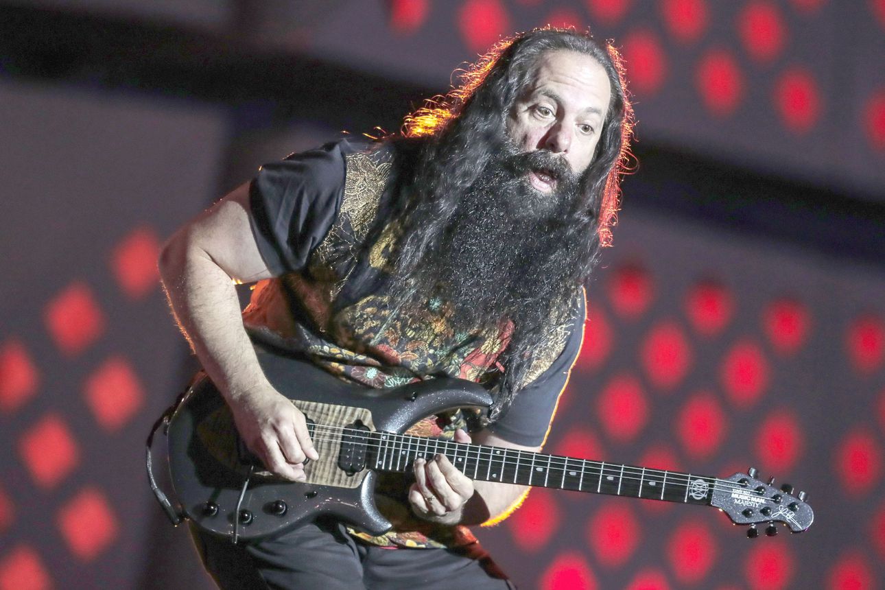 Dream Theater sortui laskuvirheeseen – Oulun-keikka peruutettiin, kun huomattiin, että tilatun esiintymislavan kantavuus oli laskettu väärin: "Ei neljää tonnia voi ripustaa ylös rakenteisiin, jotka virallisesti kestävät 2,5 tonnia"