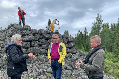 Mikä on tämä metrien kokoinen kivipaasi Perämeren kansallispuistossa? – Piispankiven tuntevat lähinnä kalastajat, me veimme sinne piispan