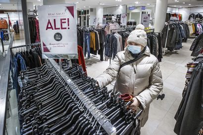 Alennusmyynnit täydessä vauhdissa Oulun kaupoissa, mutta ihmiset arkailevat astua sisään – koronan takia aleostoksia tehdään mieluummin verkkokaupoissa