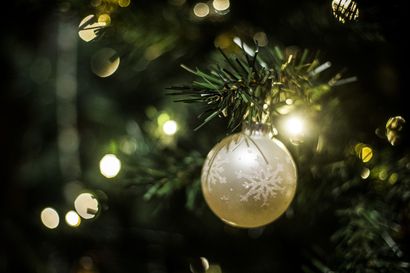 THL suosittaa juhlimaan joulua alle 10 henkilön pienissä porukoissa – näin joulu vietetään turvallisesti