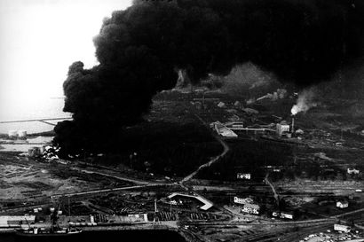 Vanha Kaleva: Suurin osa öljysäiliöistä tuhoutui suurpalossa Ykspihlajassa