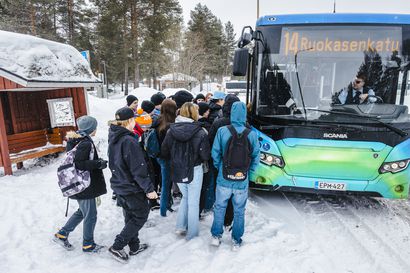 Muurolan bussivuorot ruuhkautuvat oppilaista, tarjolla seisomapaikkoja  – Rovaniemen joukkoliikenneinsinööri: Kukaan ei ole jäänyt pysäkille