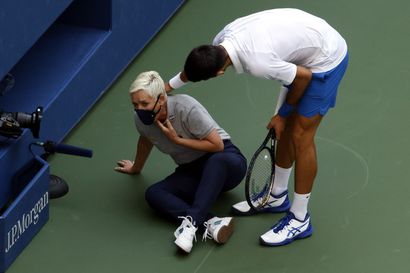 Djokovic hylättiin Yhdysvaltain avoimista – iski pallon tuomarin kurkkuun