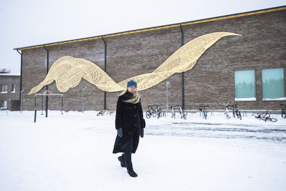 ”Joki ei ole aina sininen” – kuvanveistäjä Minna Kangasmaa toi Kiiminkipuiston uuden koulun julkisivuun Koitelinkosken kultaiset kuohut