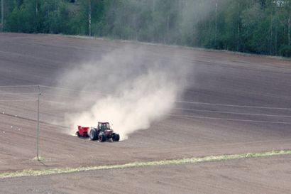 "Ei ole varaa lannoitteisiin eikä traktorin polttoaineisiin" – ETL:n Mikko Käkelän mukaan viestin viljelijöille pitäisi olla päinvastainen:  "Kaikki mahdolliset pellot käyttöön, että saadaan hyvä sato"