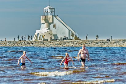 Aurinko yritti houkutella väkeä Oulussa rannan suuntaan, mutta uskaliaat uimarit olivat kalseassa vedessä vielä vähissä – "Kylymää se on"