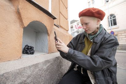 Oulun pienin taidegalleria on seinän kolossa – nuoren harrastajataiteilijan Cecilia Aittolan Kologalleria ilahduttaa ohikulkijoita: "Ei minua itketä, jos teos katoaa"
