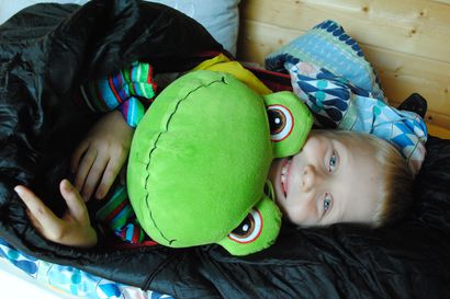 Oululainen Ukko Mäkiruoho, 8, nukkuu hyvin ulkona, ja seuraava paikkakin on jo mielessä – Unilääkäri kehottaa poistamaan mittarit sormista ja ranteista