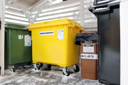 Loppuvuodesta valmistuva uusi asetus määrittelee vähintään viiden huoneiston taloyhtiöille muovijätteen keräyksen – Lumijokinen Sanna haluaisi kierrättää muovinsa jo nyt, mutta Lumijoelta keräyspistettä ei löydy