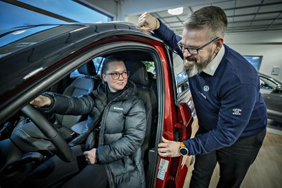 Uusia henkilöautoja rekisteröitiin Suomessa viime vuonna vähemmän kuin lähes 30 vuoteen – Pörhön toimitusjohtaja: "Vuosi oli uusien autojen luovutuksen osalta lähihistorian huonoin"