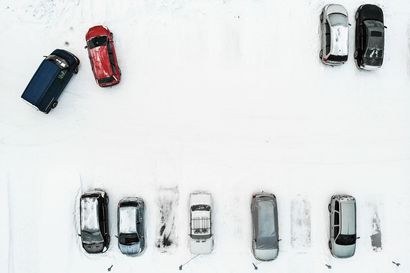 Autot järjestyksessä pihoilla – Kuusamossa ei ole havaittu asuntoyhtiöissä autojen pysäköintiongelmia