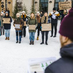 Metsäliike järjesti mielenosoituksen Metsähallituksen toimitilojen edustalla Rovaniemellä - mielenosoitus sujui rauhallisesti iskulauseiden ja puheiden tahdissa