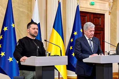Suomessa vieraileva Zelenskyi ja Niinistö kättelivät Helsingissä – yleisö hurrasi Ukrainan presidentille