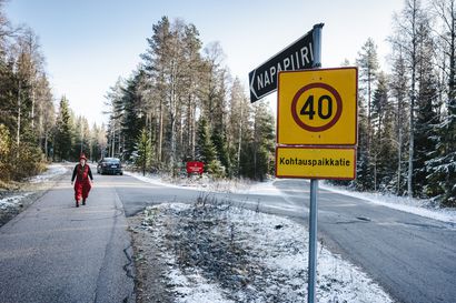 Autot ja matkailijat sikin sokin – Rovaniemi kieltää autoilun Tarvantiellä Pajakylän ja Santaparkin välillä, mutta alueelle jää edelleen monta vaaran paikkaa