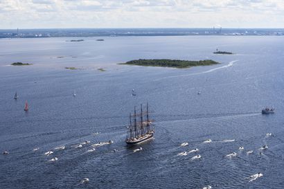 Maailman suurin purjealus vei oululaiset pienen hetken historiaan – Sedovin vierailu veti laivalle 12 000 ihmistä