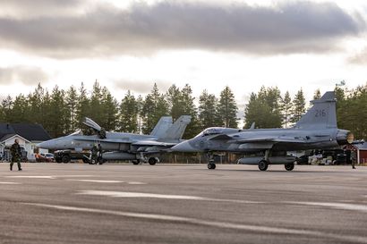 Gripenit ja Hornetit samalla kentällä – Lapin lennoston komentaja:  "Ruotsalaisten JAS Gripen -hävittäjät tukeutuivat Pudasjärvelle ensimmäistä kertaa"