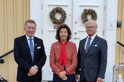 Pellon kunnanjohtaja Eero Ylitalo tapaa Ruotsin kuninkaan toistamiseen