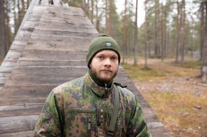 Kuusamolainen Niko Pirttijärvi kantoi rynnäkkökivääriä kertausharjoituksessa jo kolmatta kertaa – "Vähän keskitulosta parempi oli osumatarkkuus"