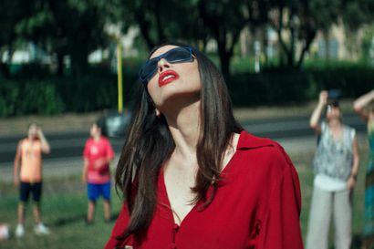 Elokuva-arvio: Kauhukonkari Dario Argenton Dark Glasses – mustat lasit jää hurmetta purskuvista hetkistään huolimatta varsin kalvakaksi