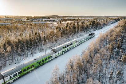 Pohjoisen junat myöhästelevät vielä vähän lauantaina – kiskoilta suistunutta veturia nostetaan Tampereella