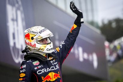 Max Verstappen juhli maailmanmestaruutta hämmennykseen päättyneessä Japanin tynkäkisassa – aikarangaistus pudotti Leclercin kakkospaikalta