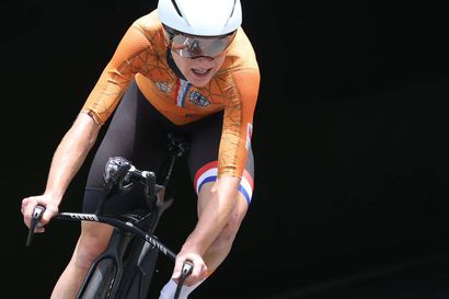 Kyynärpäämurtuma ei hidastanut tahtia, sisukas pyöräilytähti Van Vleuten kiri MM-kultaan