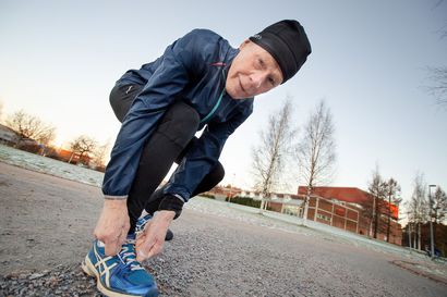 80-vuotias Eero Hanni juoksi puolimaratonin ennätysvauhdilla – "Juoksen terveyteni tähden, palkinnot tulevat bonuksena"