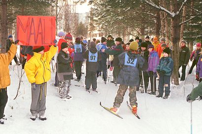 Vanhat kuvat: Tällaista oli hiihtotyyli 90-luvun Oulussa – vaatteet ja varusteet olivat aikansa lapsia