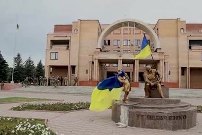 Analyysi: Ukrainan sinikeltainen liehuu taas kymmenissä miehityksestä vapautetuissa asutuskeskuksissa – Venäjän media ei Harkovan paniikkipaosta kansalle kerro