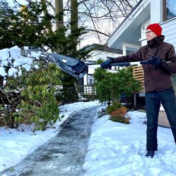 Kuuluuko lumet kolata talon sokkelin viereen vai heittää poispäin – tässä vihdoin vastaus lumitöiden tekijöille