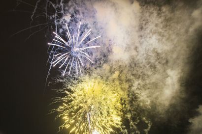 Uudenvuoden juhlinta vauhdissa Suomessa – ilotulitteista syttynyt pieniä paloja