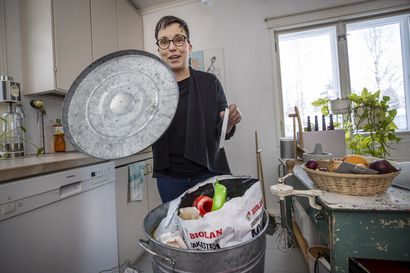 Suomalaiset kierrättävät muovijätteitään yhä turhan laiskasti – oululaisen Satu Lapinlammen mielestä muovin lajittelu on vaivatonta ja säästää rahaa