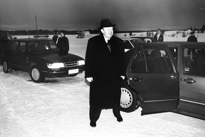 Kuvagalleria: Presidentti Martti Ahtisaari vieraili Kuusamossa joulukuussa 1994 – katso kuvia presidentin matkoista Koillismaalle