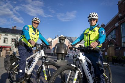 Polkupyöräpoliisit liikkuvat Oulussa myös ensi kesänä – tänä vuonna varastettuja polkupyöriä palautettiin omistajilleen lähes 10 000 euron edestä