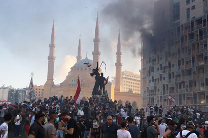 Beirutin mielenosoitukset kiihtyvät – yksi poliisi kuollut, useiden ministeriöiden tiloihin tunkeuduttu, kymmeniä ihmisiä viety