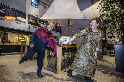 Arja Huotarilla on uraa 40 vuotta, Johanna Tuukkasella viisi päivää – Oulun kaupungin kulttuuripalvelupäällikköjen säpäkkä kapulanvaihto