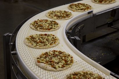Apetitin pizzat Pudasjärvellä uudelta linjalta – Uusilla kiviarinauunilla tehdään pizzoja kolmentuhannen kappaleen tuntivauhdilla