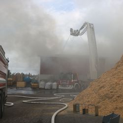 Katso kuvagalleria: Sakea savu levittäytyy teollisuusalueen ympäristöön Pyhäjoen Puun palopaikalla
