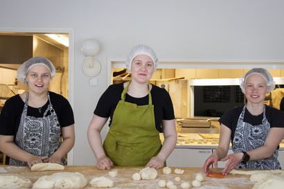 Enni, Pihla ja Hanna leipovat ylioppilasjuhliinsa – Tyrnävän August Sahlsten -lukion ensimmäiset ylioppilaat saavat valkolakkinsa 5. kesäkuuta Oulussa