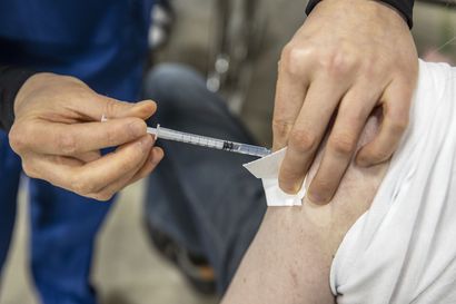 Ihmisiä kutsuttiin torstaina koronarokotuksiin kuuluttamalla Raksilan K-Citymarketissa – inhimillisen virheen vuoksi rokotteita uhkasi jäädä yli