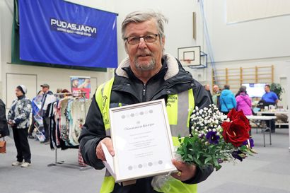 Esko Törmänen yhytettiin messujen liikenteenohjauksesta ja palkittiin Pu­das­jär­ven vuoden va­paaeh­tois­työn­te­ki­jänä