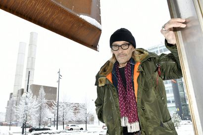 60 vuotta täyttävä näyttelijä Ilkka Heiskanen on monologin taitaja, jonka "alaleuka käy kuin Singerin poljin"