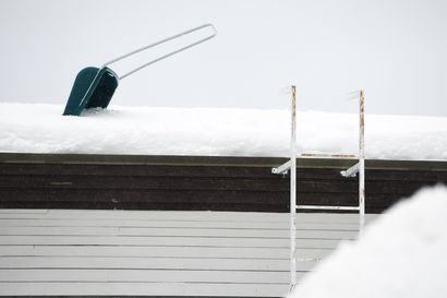 Jo kaksi kattoa romahtanut Kuusamossa - asiantuntijat kehottavat kiipeämään katolle