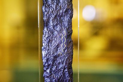 Kemiläispoika kaiveli Tervaharjulla onkimatoja, kun esiin tuli ikivanha loistoase: säiläkirjailtu ristiretkiaikainen miekka
