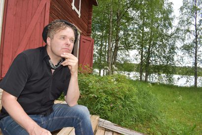Ennen Jukka Takalo lauloi suomirokista suurella tunteella - Nyt Koillismaan maisemissa syntyi albumillinen vaarojen lauluja: Jokireitit ovat ikiaikaisia moottoriteitä, tukkikämppä entisajan huoltoasema