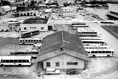 Vanhat kuvat: Oulun parkkipaikat olivat ennen erilaisia –1970-luvulla torin tienoille suunniteltiin kaksitasoista pysäköintipaikkaa