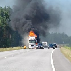 Täysperävaunurekka paloi Nelostiellä Tyrnävän kohdalla – palo haittasi liikennettä 11 tunnin ajan