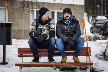 Syyrialainen Mosa ja suomalainen Antti kohtasivat Rovaniemen vastaanottokeskuksessa keskellä kaaosta – nyt he ovat ystäviä ja kaksoiselämäkerran kirjoittajia