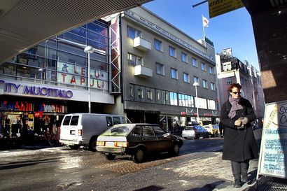 Vanhat kuvat: Tälläinen oli Oulun Isokatu 90-luvulla – muistatko mitä kaikkia kauppoja sen varrella olikaan?