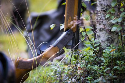 Poliisi valvoo metsästyslain noudattamista – epävarmassa tilanteessa ainoa oikea ratkaisu on jättää laukaus ampumatta